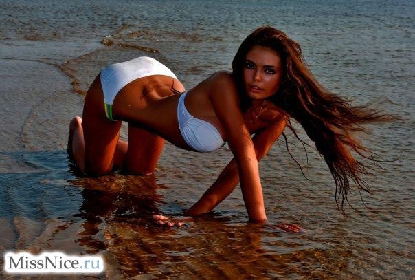 Потрясающая девочка эротично изогнулась на пляже
